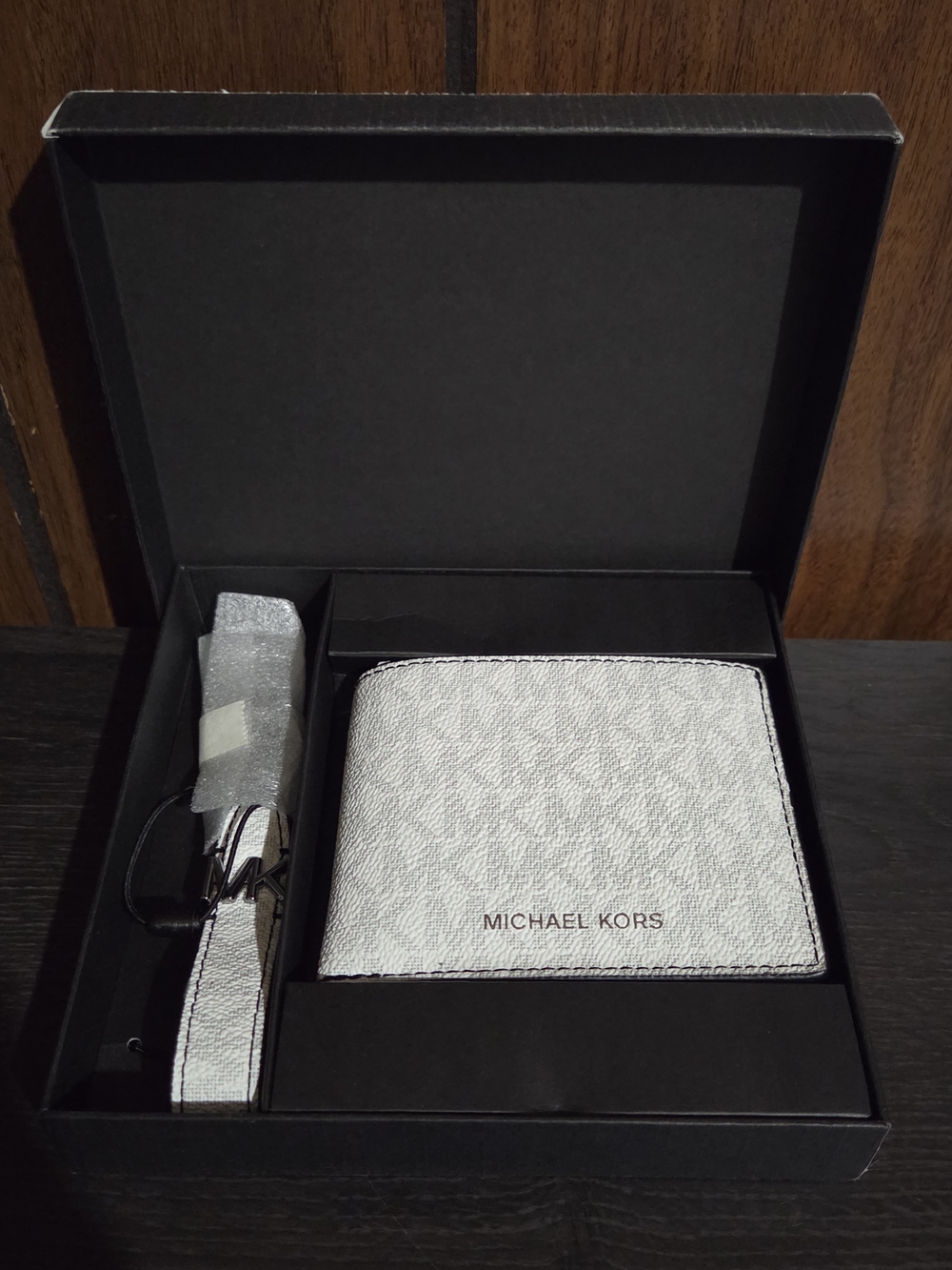 Michael Kors Men’s White Textured Bi-Fold Wallet with Key Fob